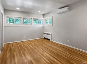 571 Richmond Rd in East Meadow, NY - Building Photo - Building Photo