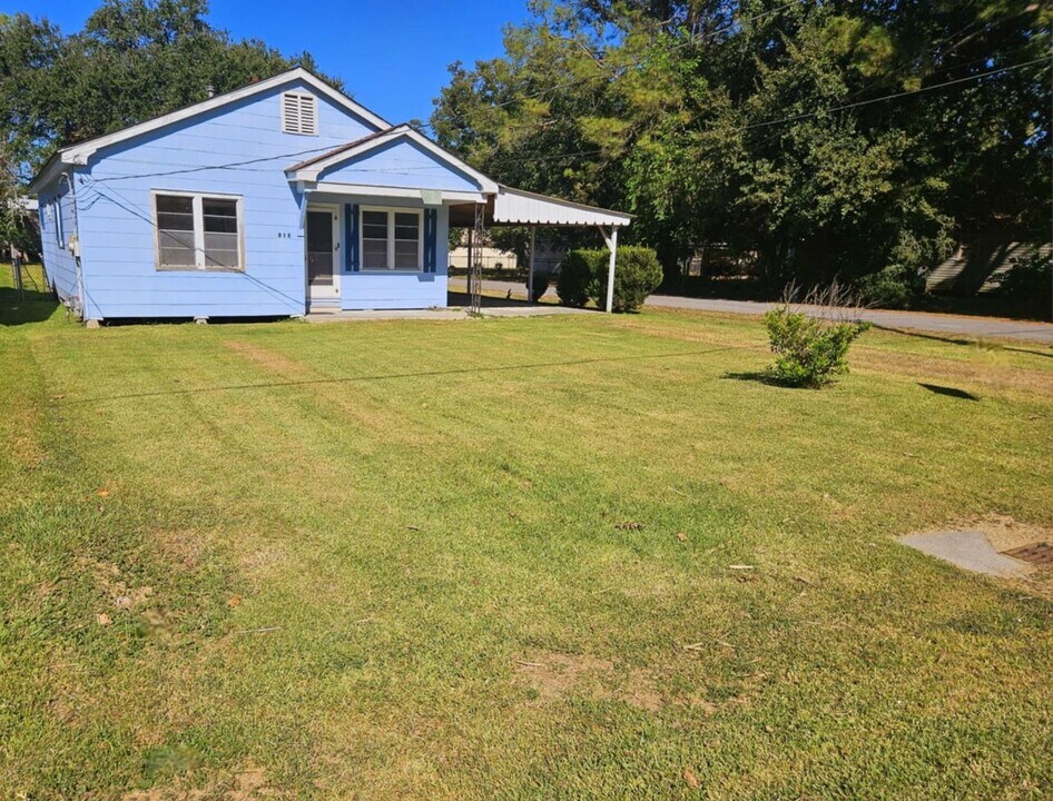 215 N Landry Dr in New Iberia, LA - Building Photo
