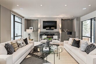 4212 Britannia Dr SW in Calgary, AB - Building Photo - Building Photo