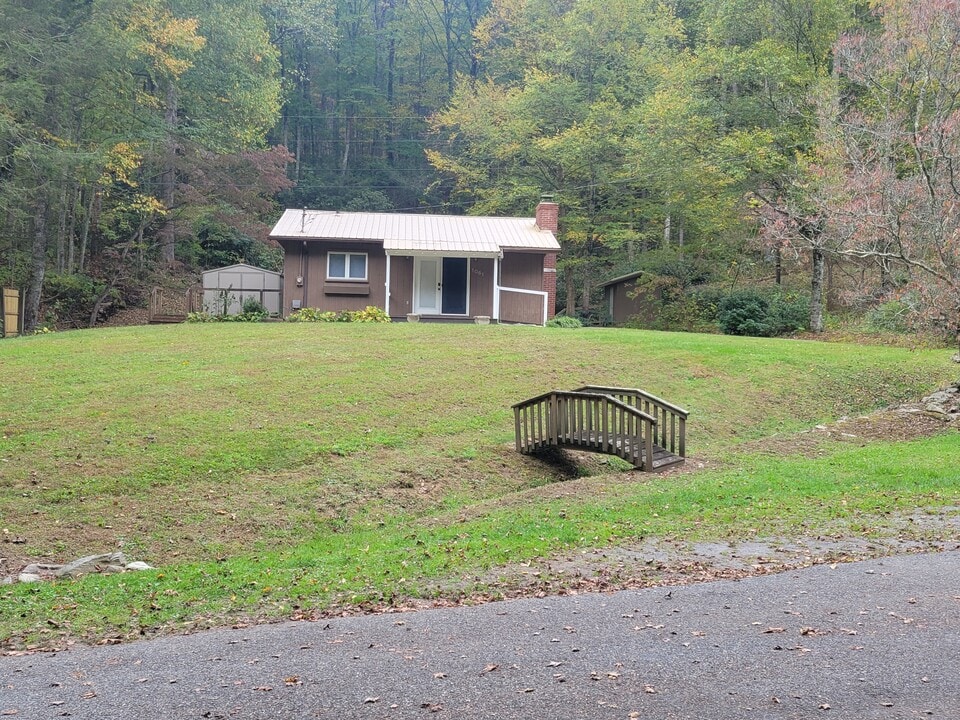 1061 Caldwell Dr in Maggie Valley, NC - Building Photo