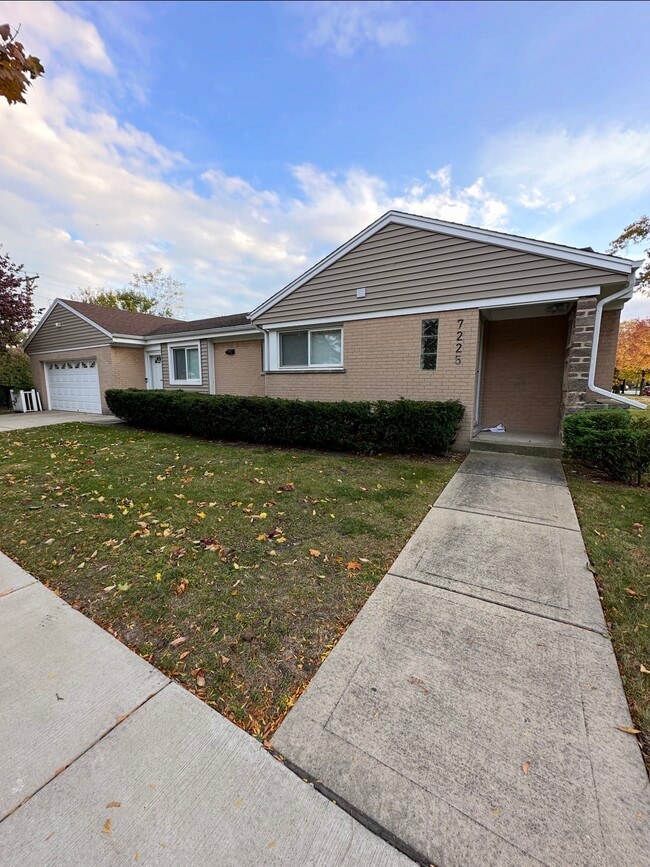 7225 E Prairie Rd in Lincolnwood, IL - Building Photo - Building Photo