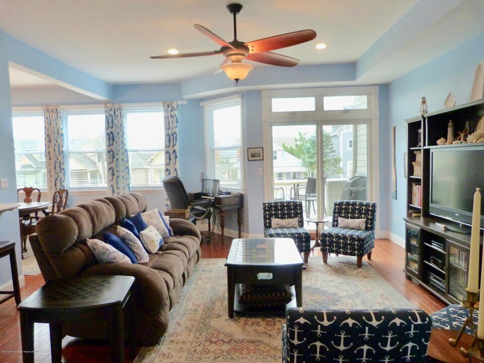 4 Ocean Ave N in Ocean Grove, NJ - Building Photo