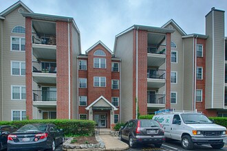 3309 Wyndham Cir, Unit 3185 in Alexandria, VA - Foto de edificio - Building Photo
