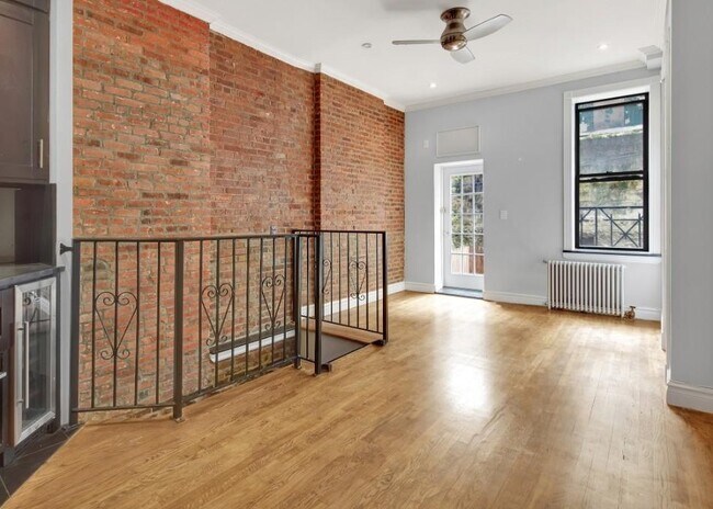 250 Mott St in New York, NY - Building Photo - Building Photo