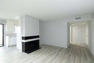 Lido Apartments - 3423 Mentone Ave in Los Angeles, CA - Building Photo - Interior Photo