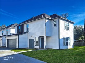 118 Pecan Ln in Lake Jackson, TX - Building Photo