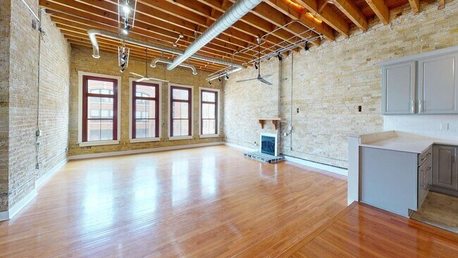 321 N Broadway in Milwaukee, WI - Building Photo - Building Photo