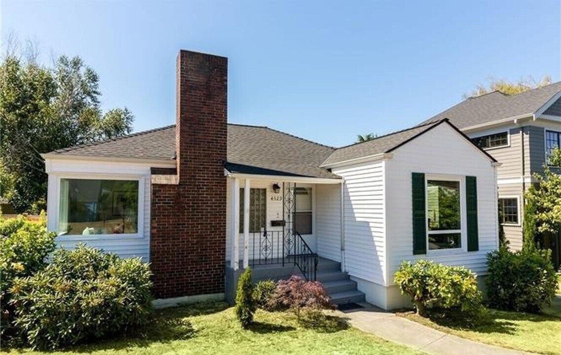 4329 NE 56th St in Seattle, WA - Building Photo