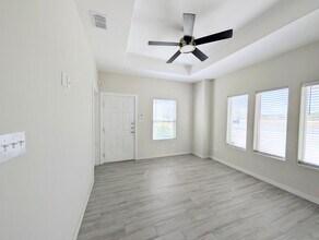 1320 N McColl Rd in Edinburg, TX - Foto de edificio - Building Photo