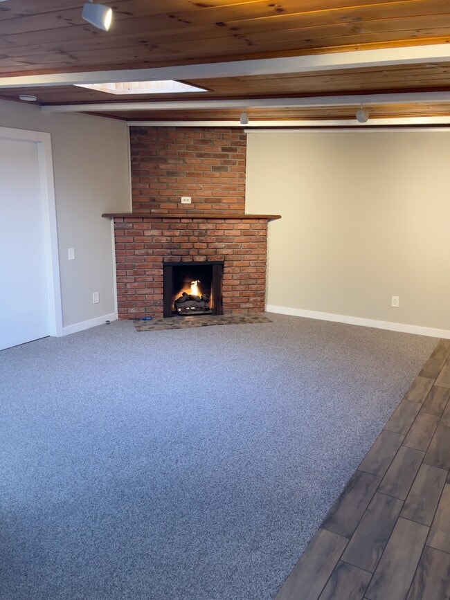 828 Bayview Dr, Unit 828 Bayview