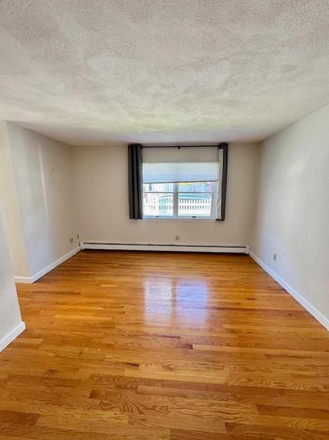 12 Gardner St, Unit R in Newton, MA - Foto de edificio - Building Photo