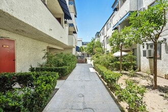 18530 Hatteras St, Unit 326 in Tarzana, CA - Building Photo - Building Photo
