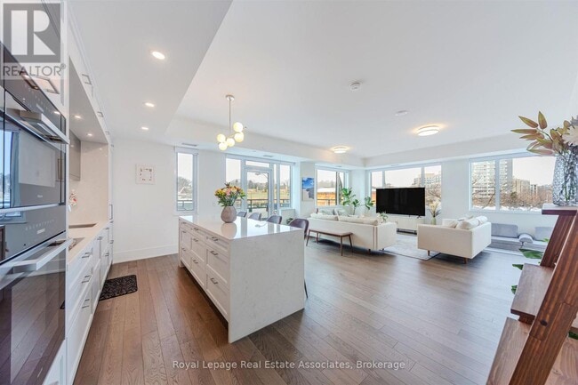 259 The Kingsway in Toronto, ON - Building Photo - Building Photo