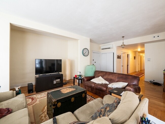 497 Boylston St, Unit 1 in Brookline, MA - Foto de edificio - Building Photo