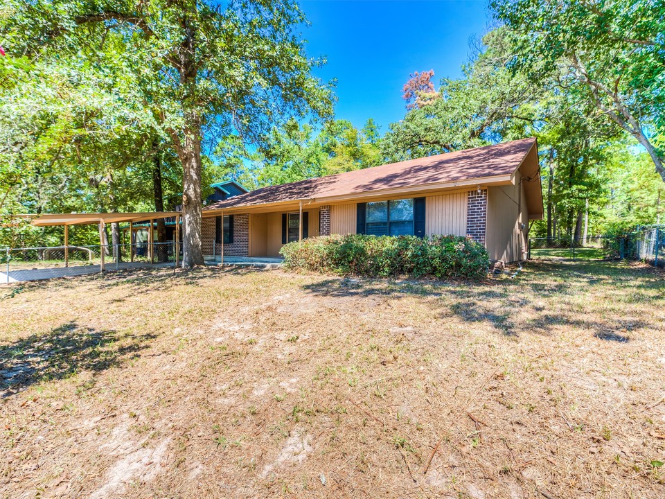 17 Lakeside Ct in Trinity, TX - Building Photo