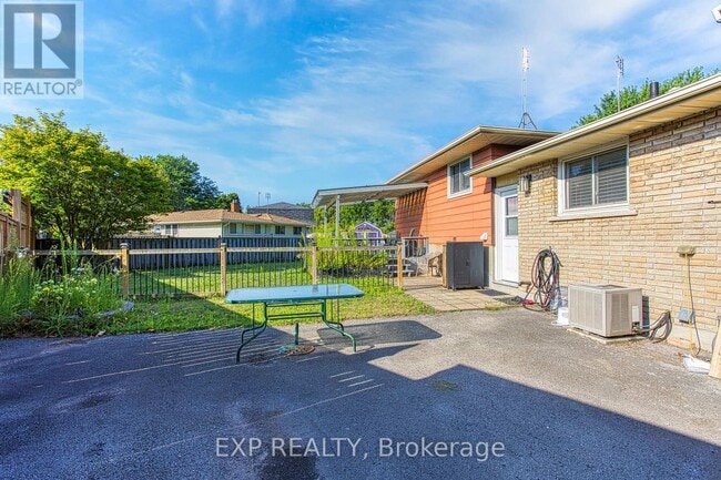 4453 Meadowvale Dr in Niagara Falls, ON - Building Photo - Building Photo