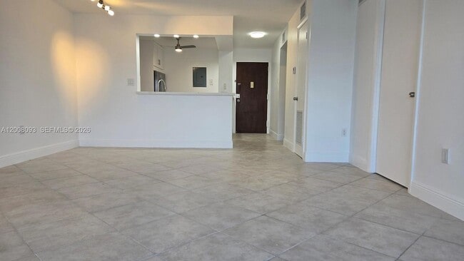 110 S Shore Dr, Unit 4E in Miami Beach, FL - Foto de edificio - Building Photo