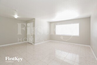 825 Antigua St in Las Vegas, NV - Foto de edificio - Building Photo