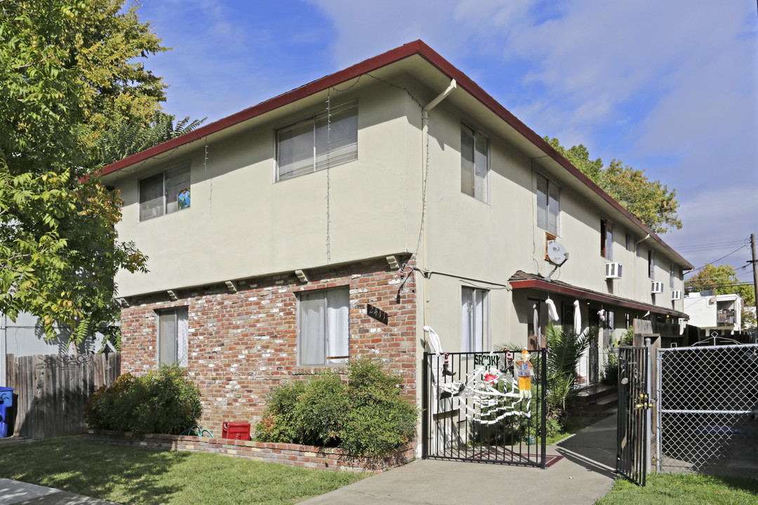 2411 T St in Sacramento, CA - Foto de edificio