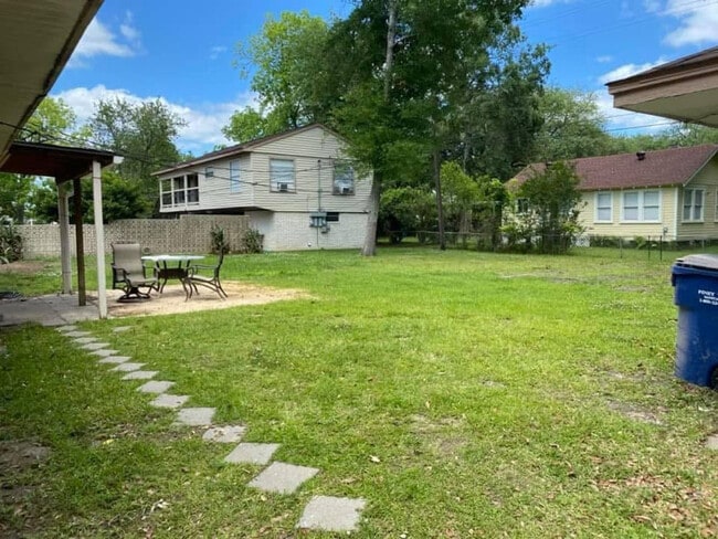 725 S 7th St in Silsbee, TX - Foto de edificio - Building Photo