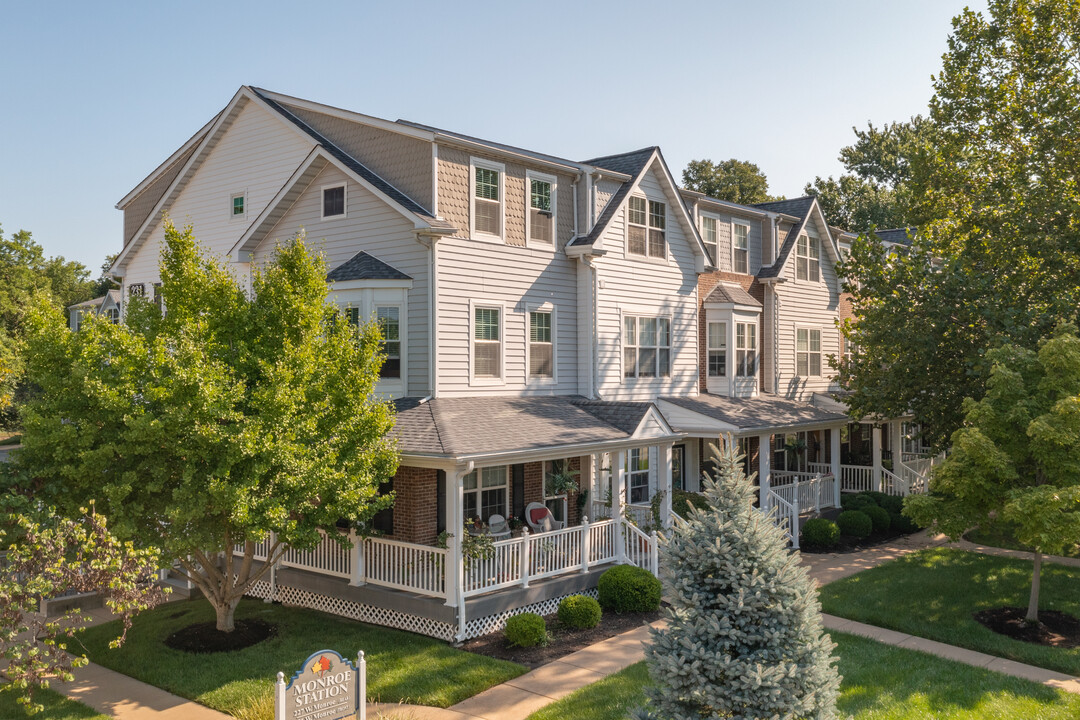 Monroe Station in Kirkwood, MO - Foto de edificio