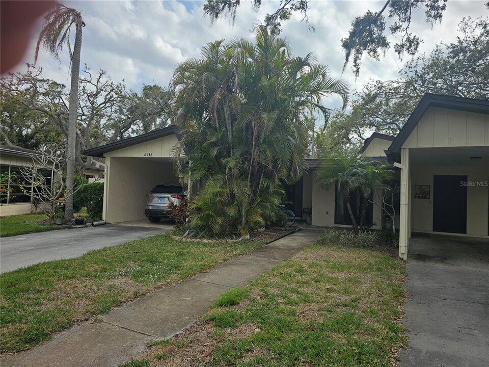 6942 Woodwind Dr in Sarasota, FL - Building Photo