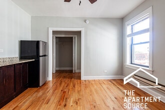 618 W Patterson Ave, Unit 106 in Chicago, IL - Foto de edificio - Building Photo