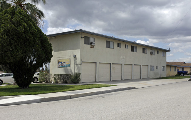 1455 Veterans Way in Colton, CA - Foto de edificio - Building Photo