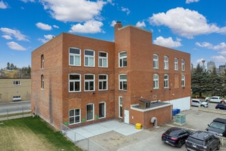 902 9 Ave SE in Calgary, AB - Building Photo - Building Photo