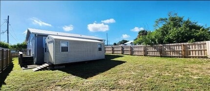 8429 Citrus Way in Hobe Sound, FL - Building Photo - Building Photo