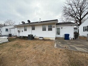 1001 Loekes Dr in Florissant, MO - Building Photo - Building Photo