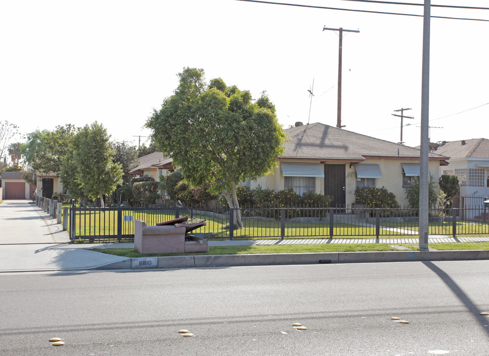 6810 Wilcox Ave in Bell, CA - Foto de edificio