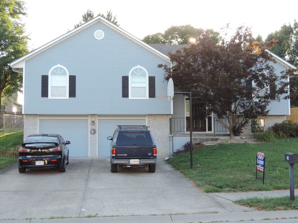 704 Brookside Dr in Warrensburg, MO - Building Photo