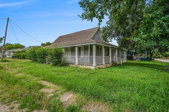 111 W Atchley Ave, Unit B in Alvarado, TX - Building Photo - Building Photo
