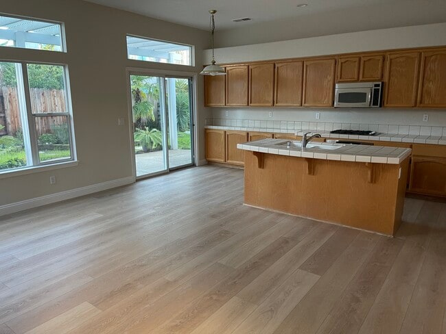 5637 Darby Rd in Rocklin, CA - Foto de edificio - Building Photo