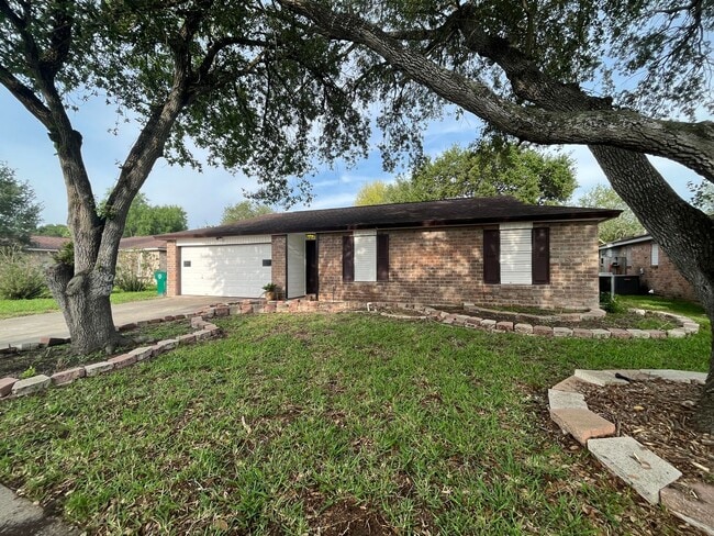 2846 Blue Grass Dr in Corpus Christi, TX - Building Photo - Building Photo