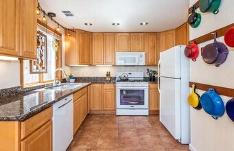 151 Daniels Ave in Vallejo, CA - Foto de edificio - Building Photo