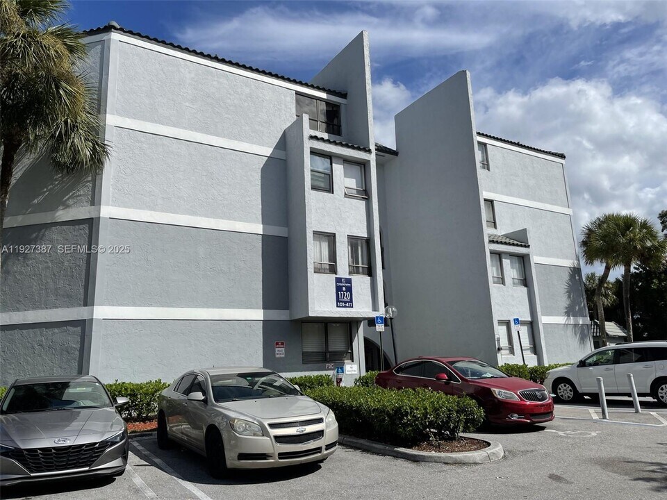 1720 N Congress Ave in West Palm Beach, FL - Foto de edificio