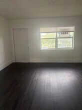 535 7th St, Unit 4 in West Palm Beach, FL - Foto de edificio - Building Photo