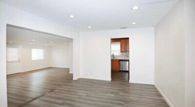 10920 Mather Ave in Sunland, CA - Foto de edificio - Building Photo