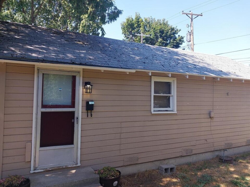 528 W 6th St in Cheney, WA - Building Photo