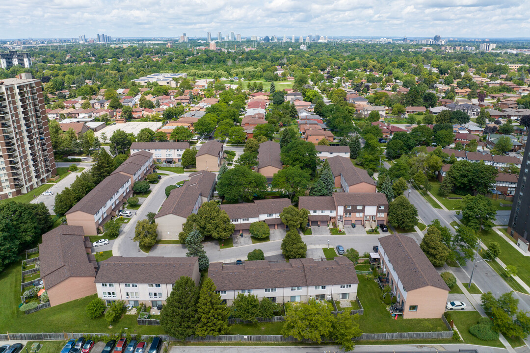 175 Trudelle St in Toronto, ON - Building Photo