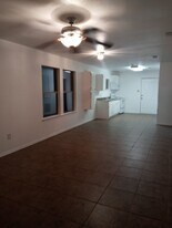 428 Burnett Ave in Charlotte, TX - Building Photo