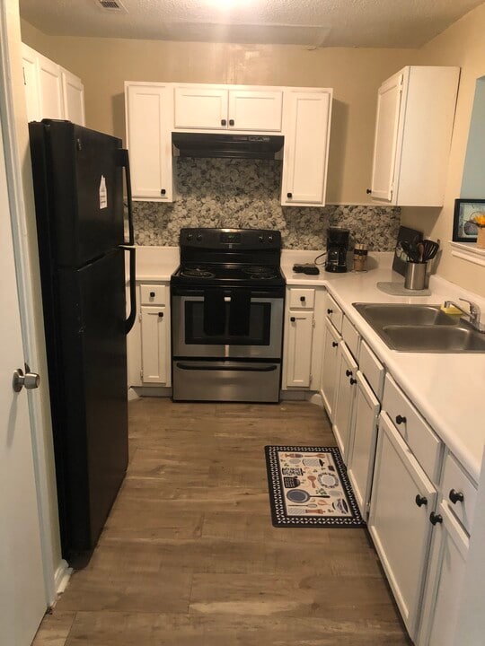 Pinebrooke - WE ACCEPT SECTION 8 in Riverdale, GA - Building Photo