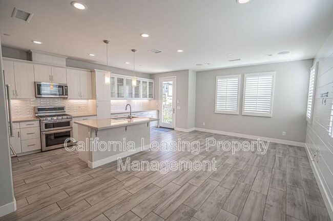 28602 Jardineras Dr in Valencia, CA - Building Photo - Building Photo
