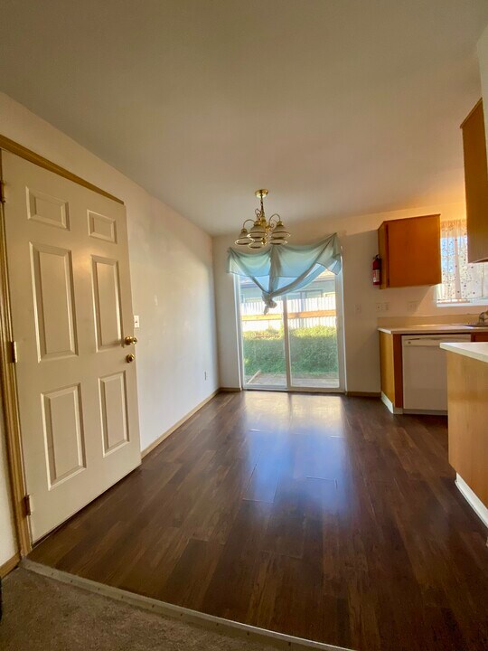 756 NE 92nd Ave, Unit B in Portland, OR - Building Photo