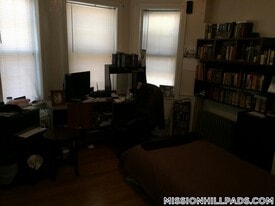 55 S Huntington Ave, Unit 101 in Boston, MA - Building Photo