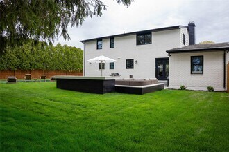 17 Underhill Dr in Southampton, NY - Building Photo - Building Photo
