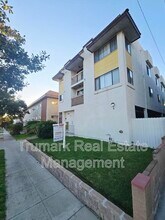 553 E Orange Grove Ave in Burbank, CA - Building Photo - Building Photo