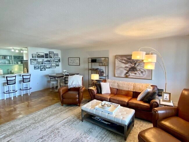 property at 9 Hawthorne Pl